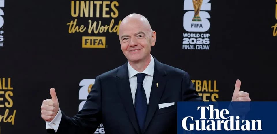Человек с поднятыми большими пальцами на фоне логотипов FIFA