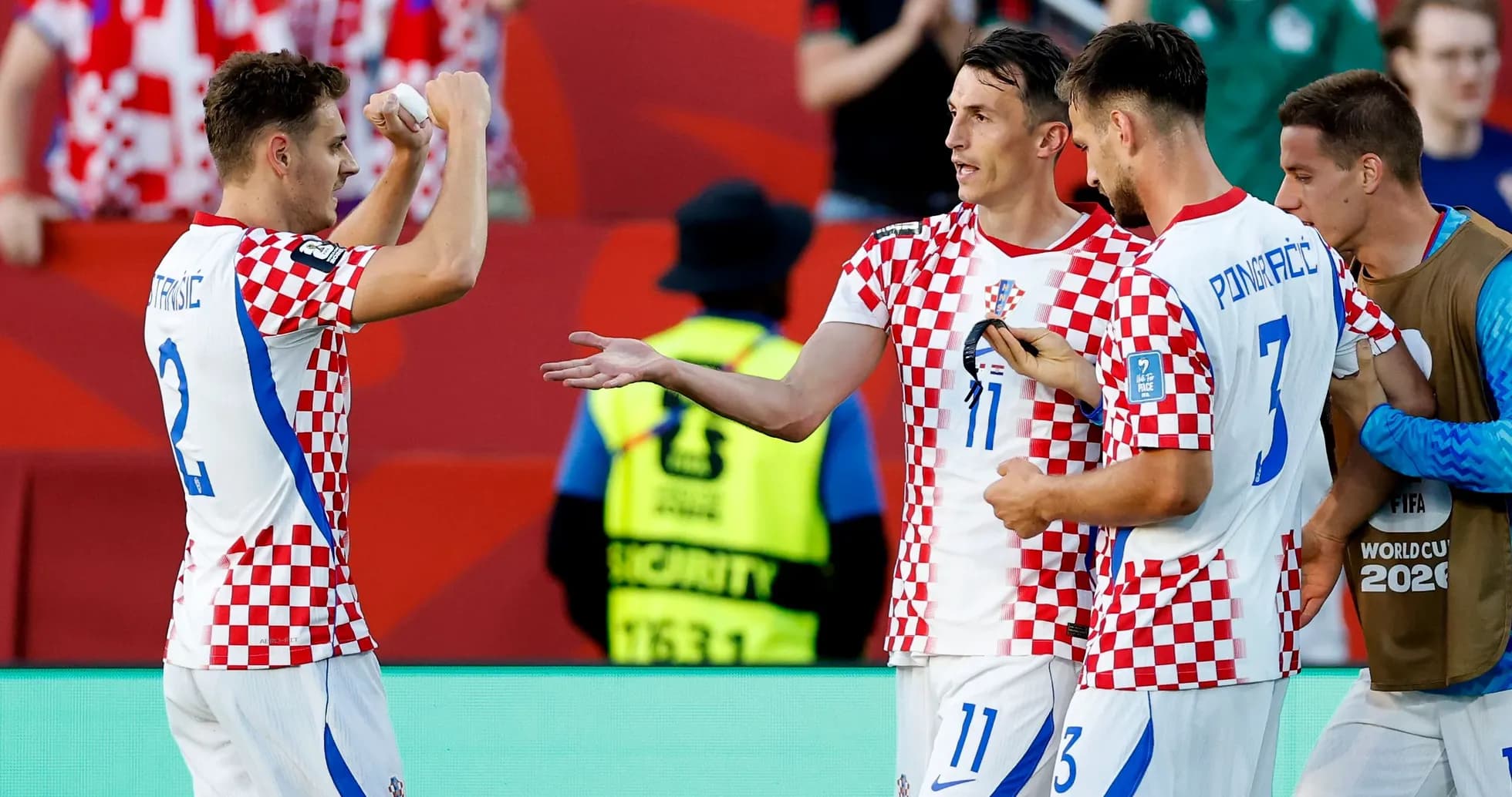 Игроки Хорватии празднуют на поле после матча