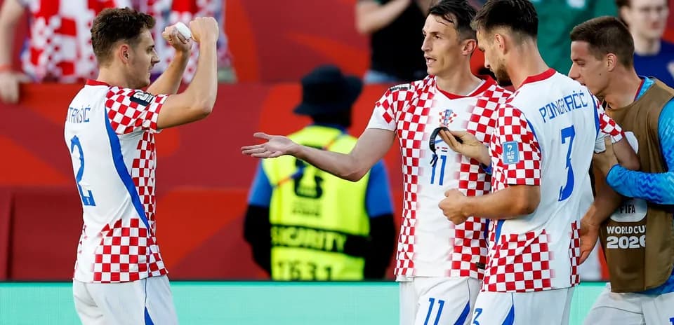 Игроки Хорватии празднуют на поле после матча
