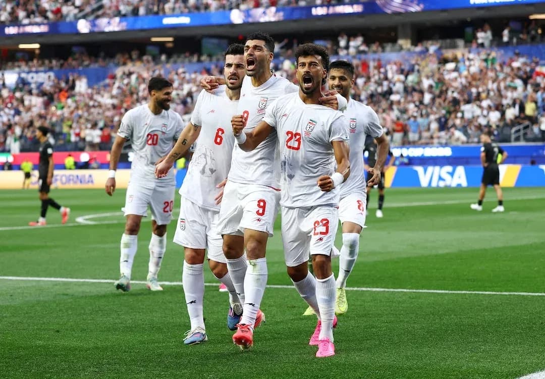 Игроки Ирана празднуют гол на чемпионате мира