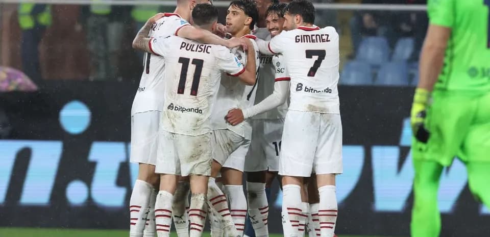 Игроки AC Milan празднуют гол в дождь