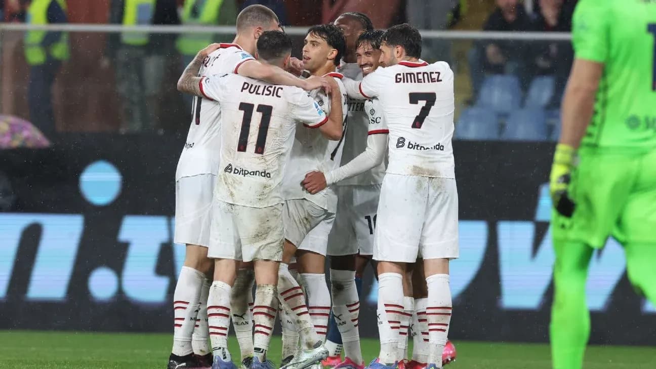 Игроки AC Milan празднуют гол в дождь