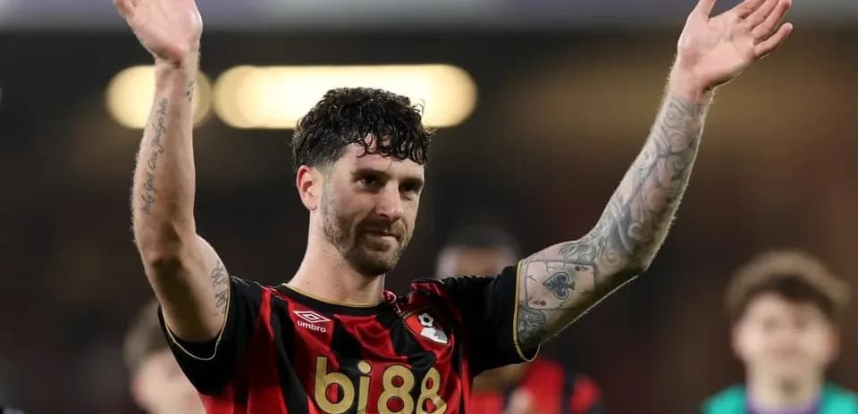Игрок Bournemouth поднимает руки в знак приветствия