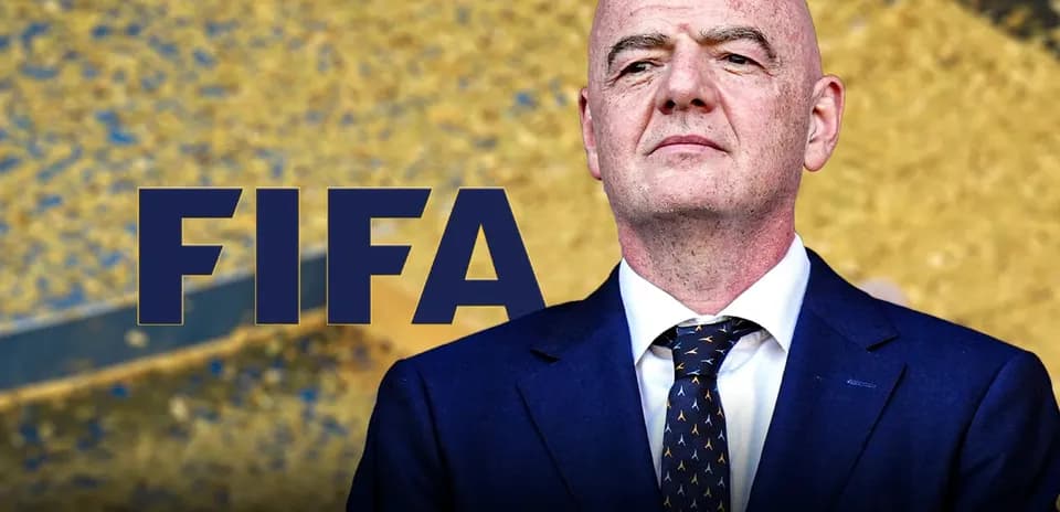 Председатель FIFA на фоне золотого покрытия