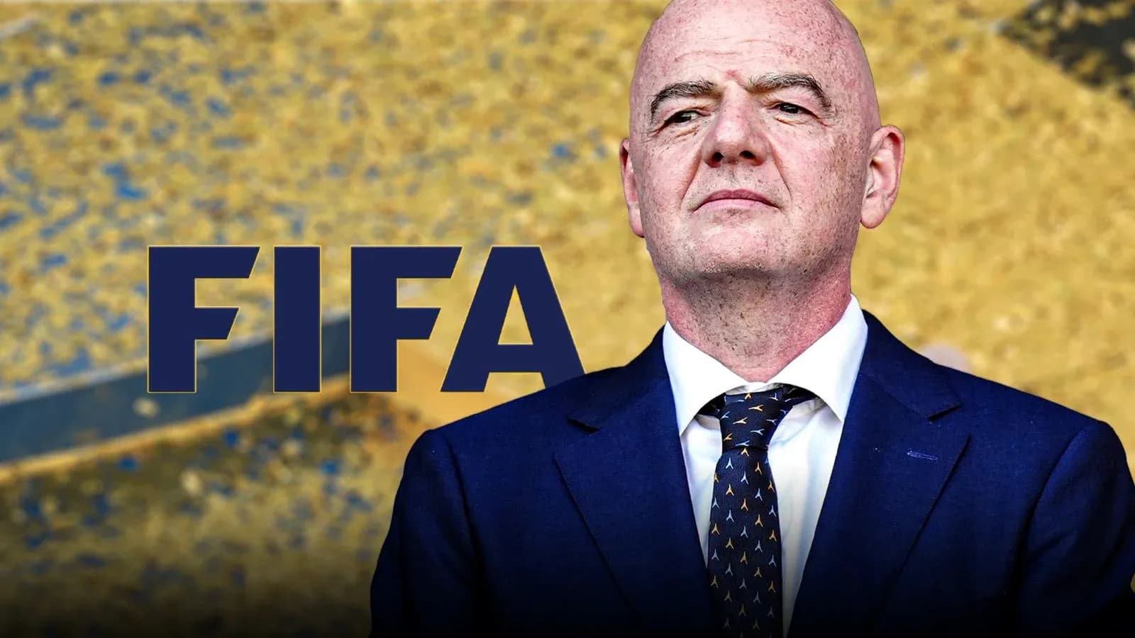 Председатель FIFA на фоне золотого покрытия