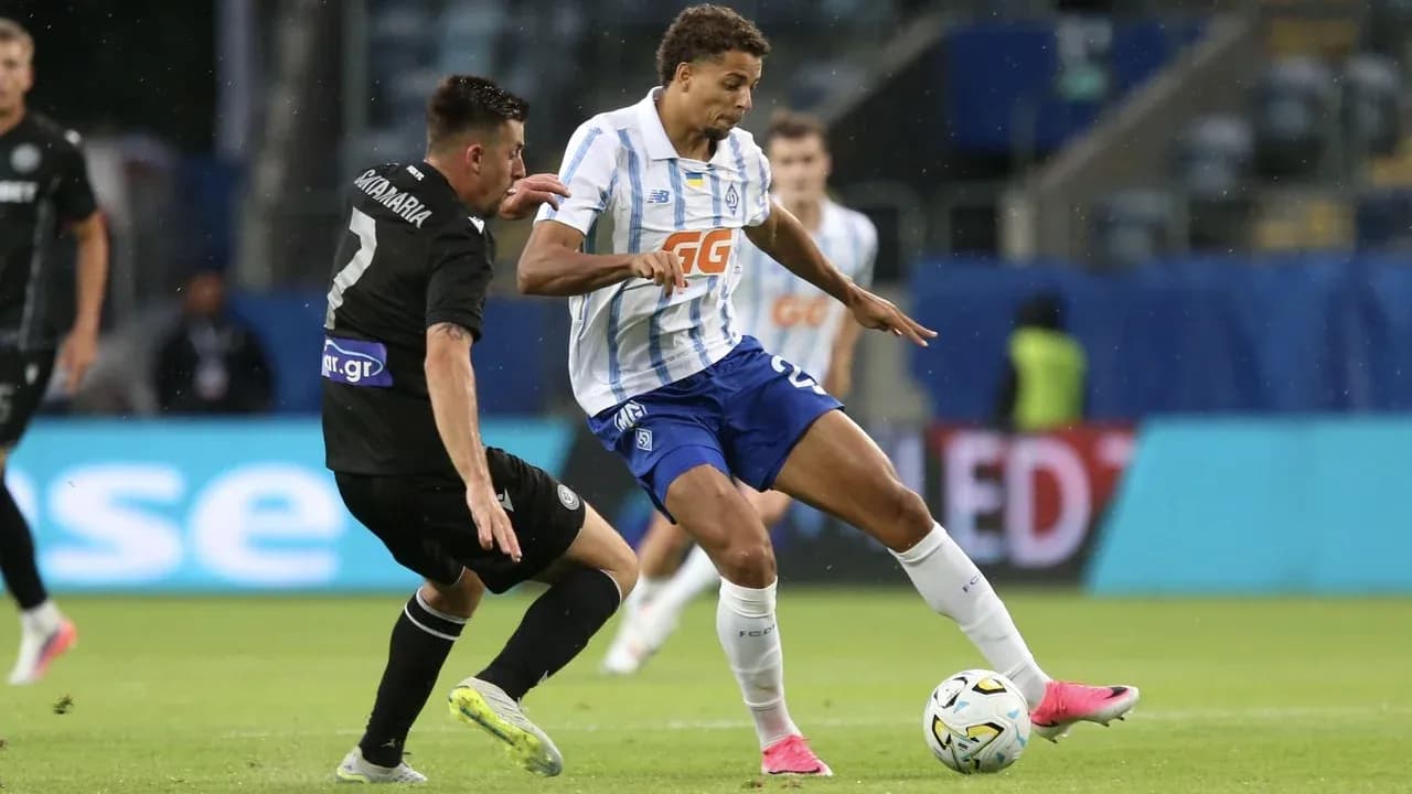 Игроки PAOK и Динамо Киев в борьбе за мяч