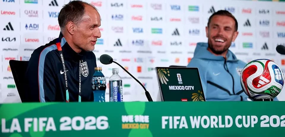 Тренер и игрок на пресс-конференции FIFA 2026