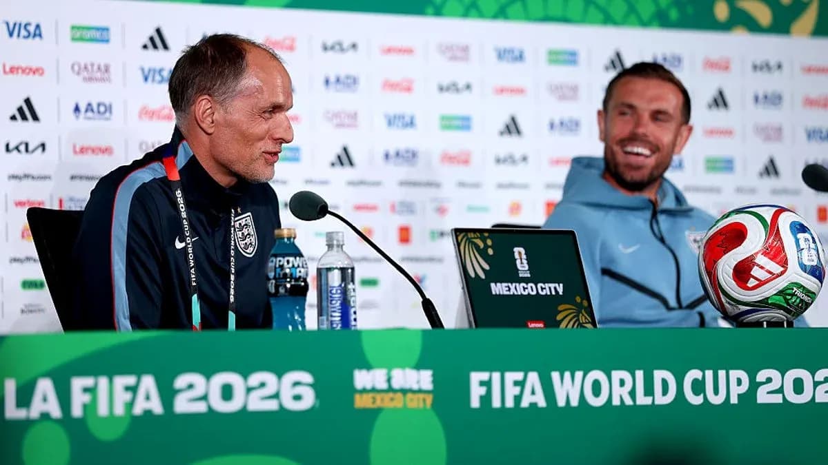 Тренер и игрок на пресс-конференции FIFA 2026