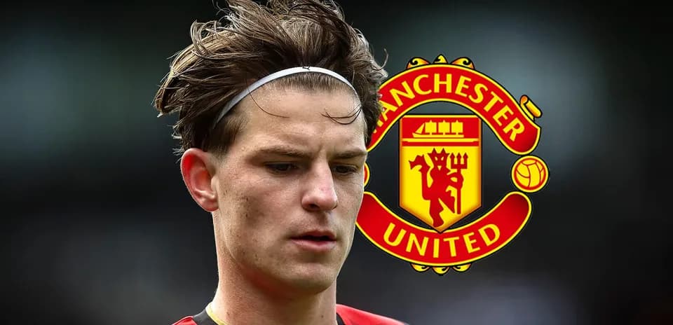 Игрок в форме, задумчиво смотрит вниз на фоне логотипа Manchester United