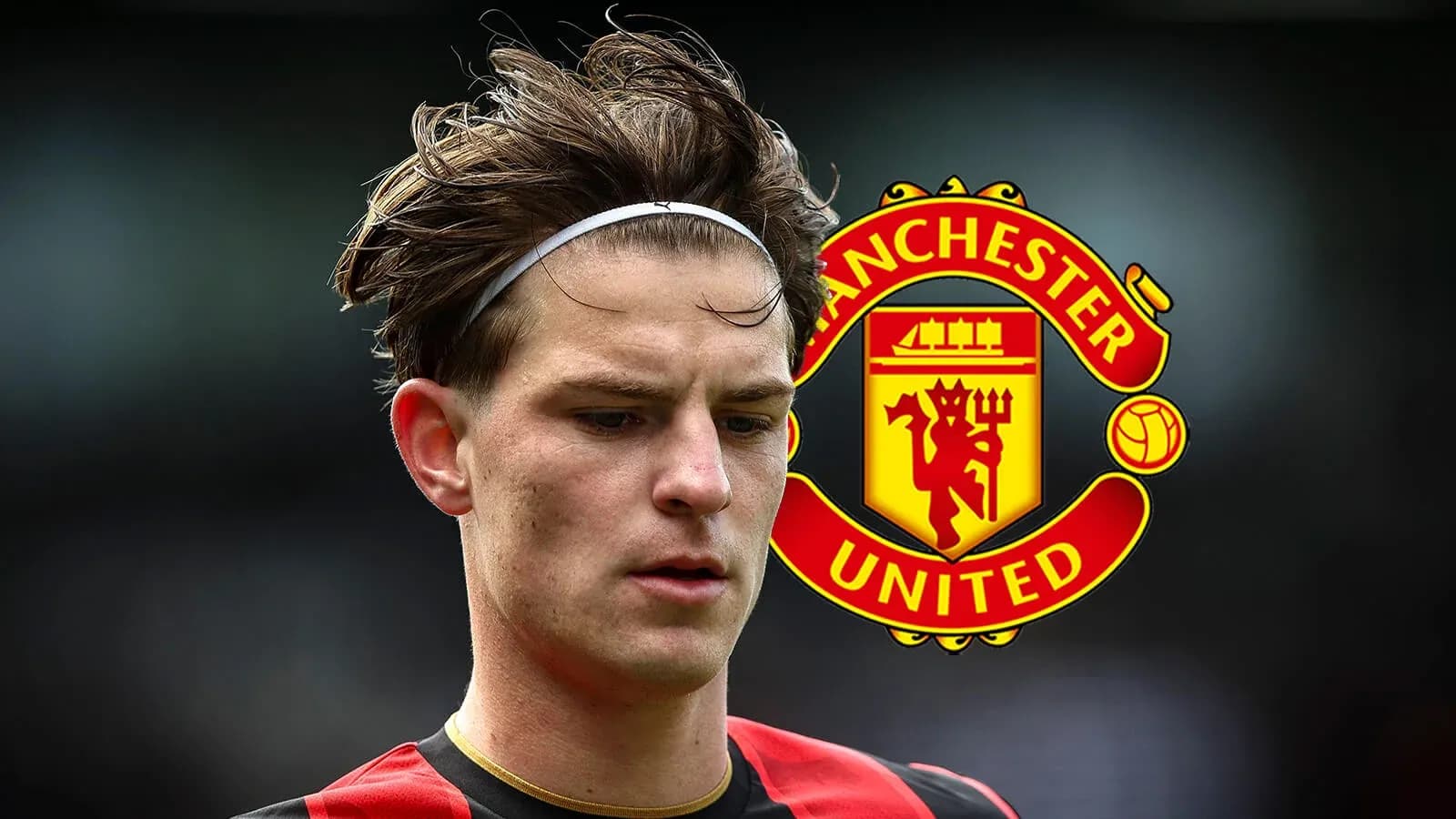 Игрок в форме, задумчиво смотрит вниз на фоне логотипа Manchester United