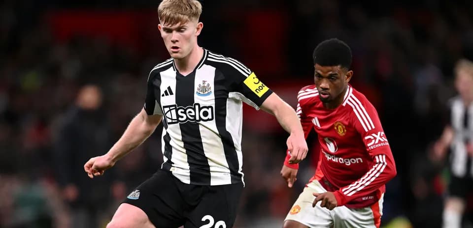 Игроки Newcastle и Manchester United в борьбе за мяч
