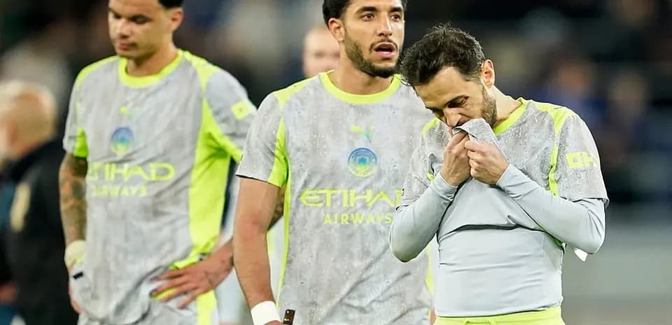Игроки Манчестер Сити на поле после матча