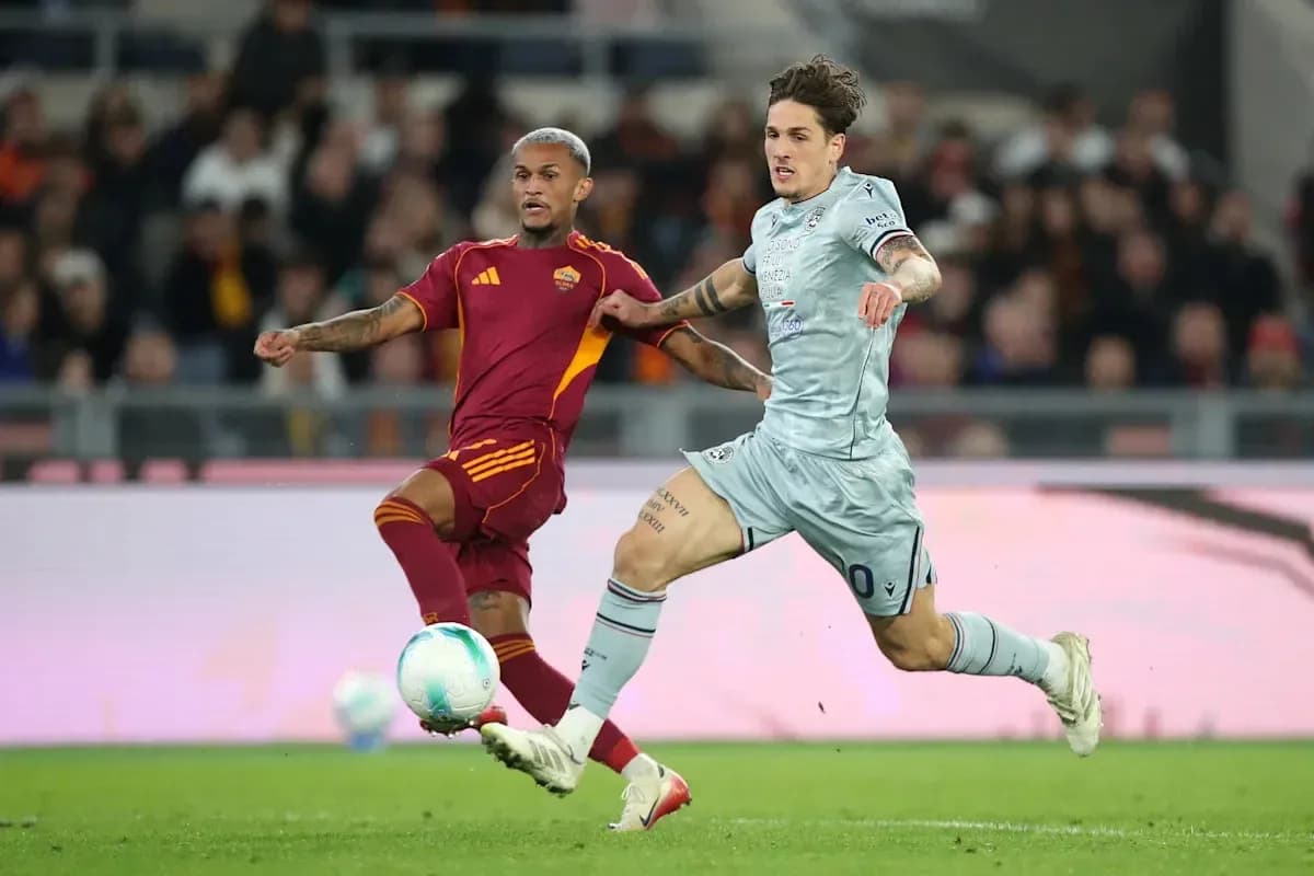 Игроки AS Roma и Lazio борются за мяч