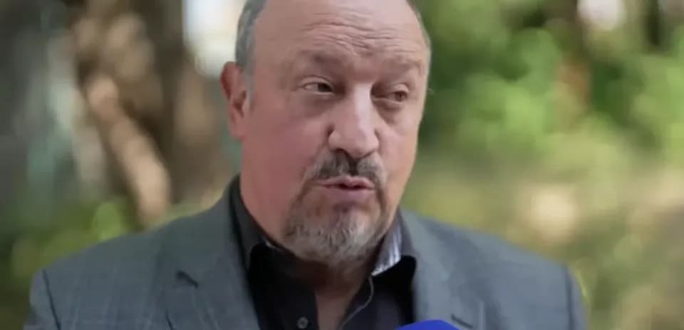 Человек дает интервью на улице с микрофоном