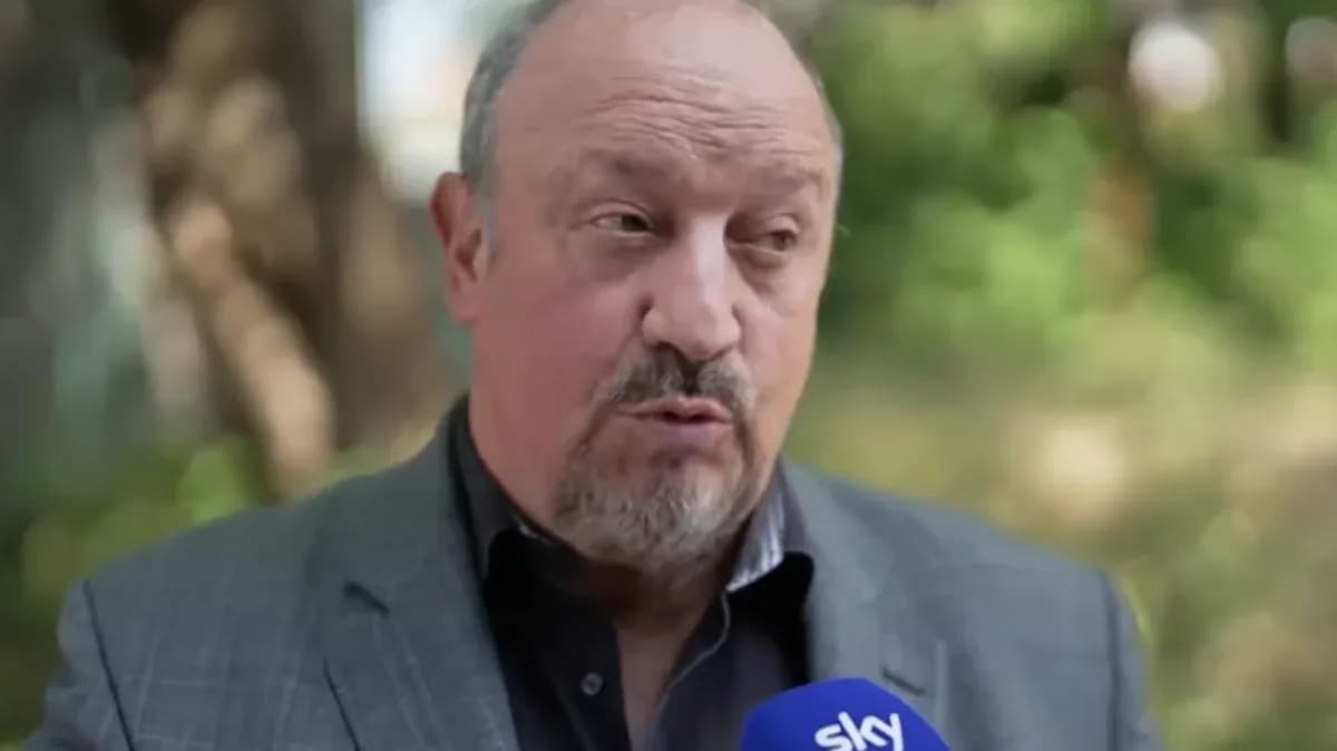 Человек дает интервью на улице с микрофоном