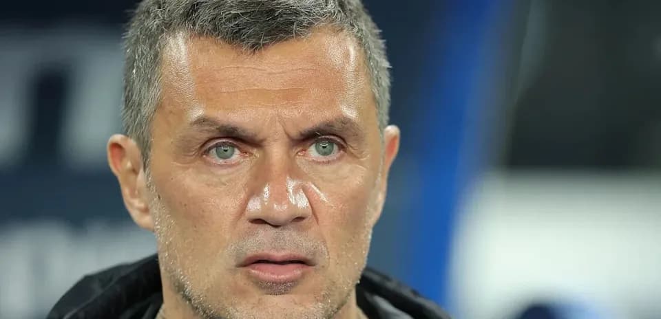 Тренер на скамейке во время матча