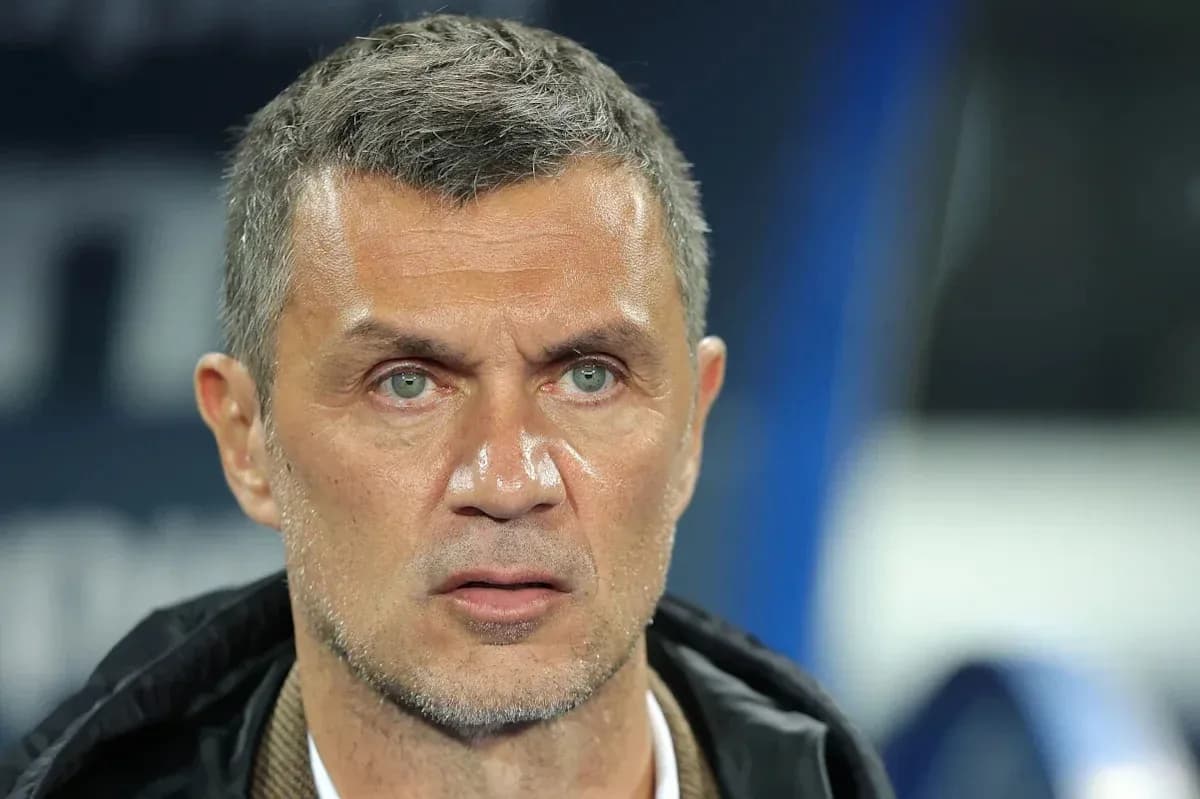 Тренер на скамейке во время матча