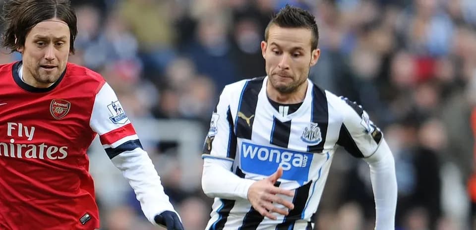 Игроки Arsenal и Newcastle бегут за мячом