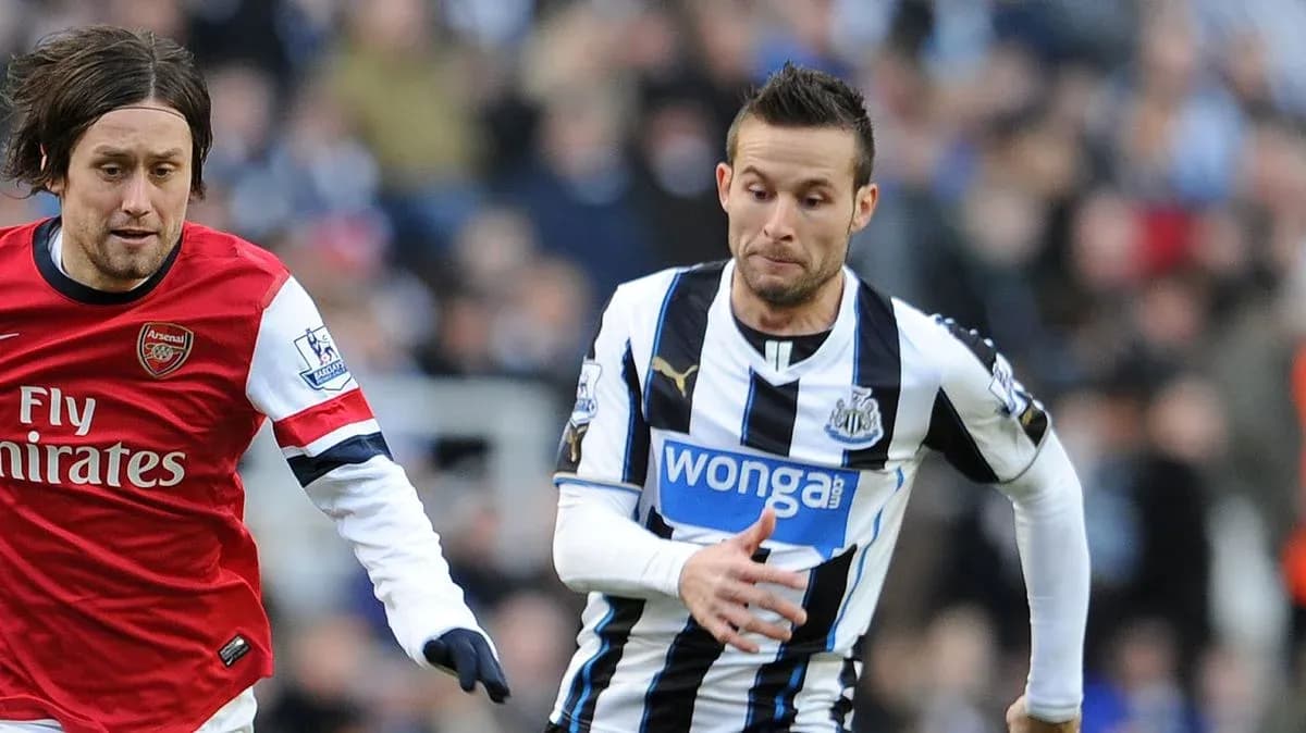 Игроки Arsenal и Newcastle бегут за мячом