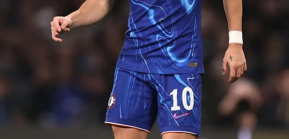 Игрок Chelsea с мячом на поле во время матча