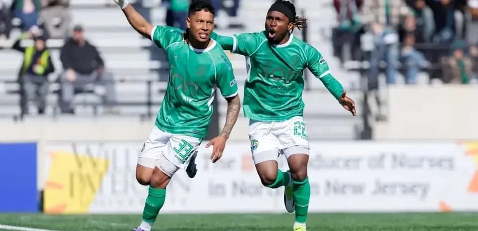 Игроки NY Cosmos празднуют гол на поле
