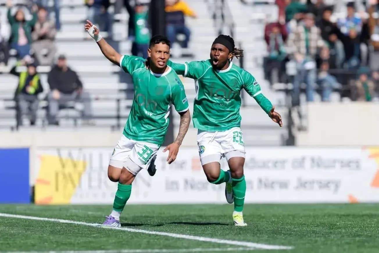 Игроки NY Cosmos празднуют гол на поле