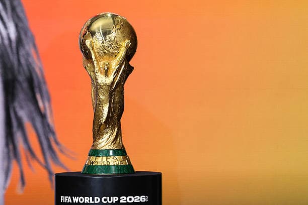 Трофей Кубка мира FIFA 2026 на подиуме