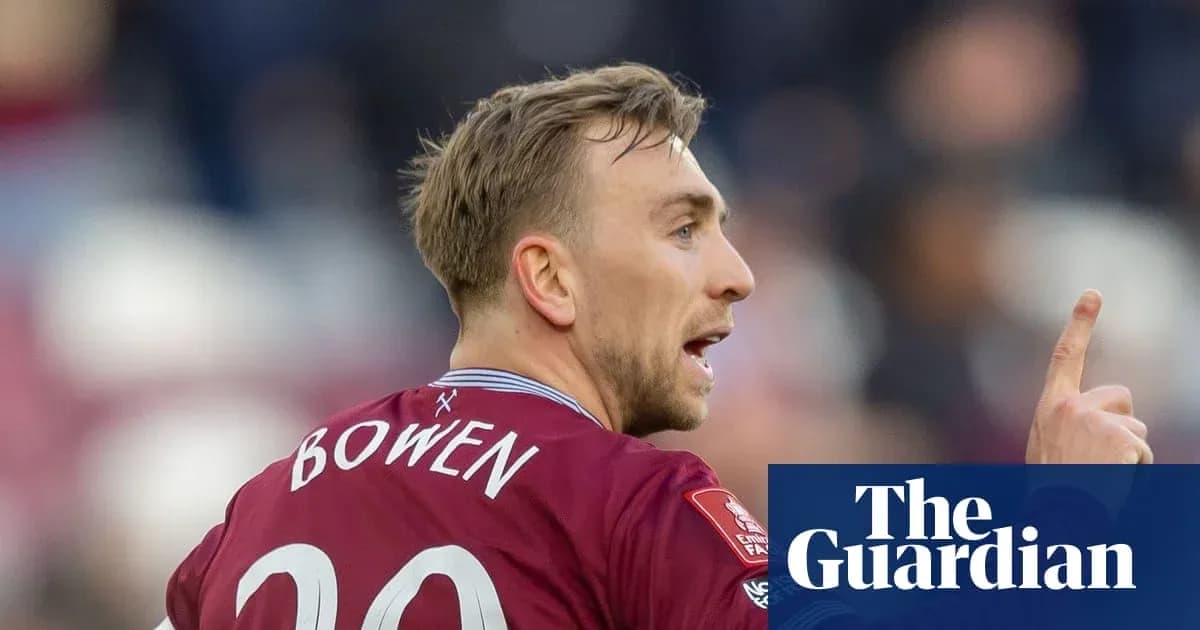 Игрок в форме с номером 20 указывает на поле