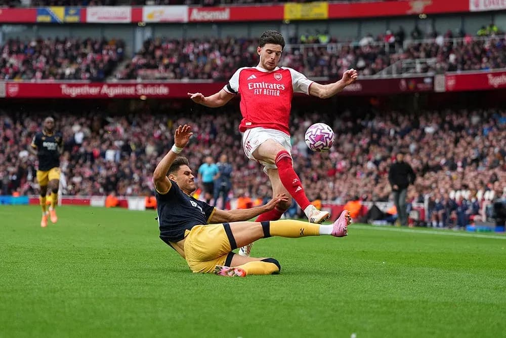 Игроки Arsenal и West Ham в борьбе за мяч