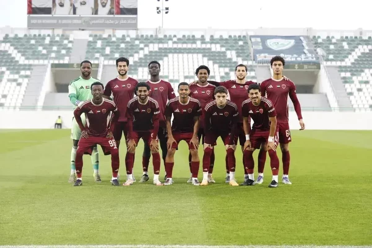 Команда Аль Вахда U23 позирует на поле