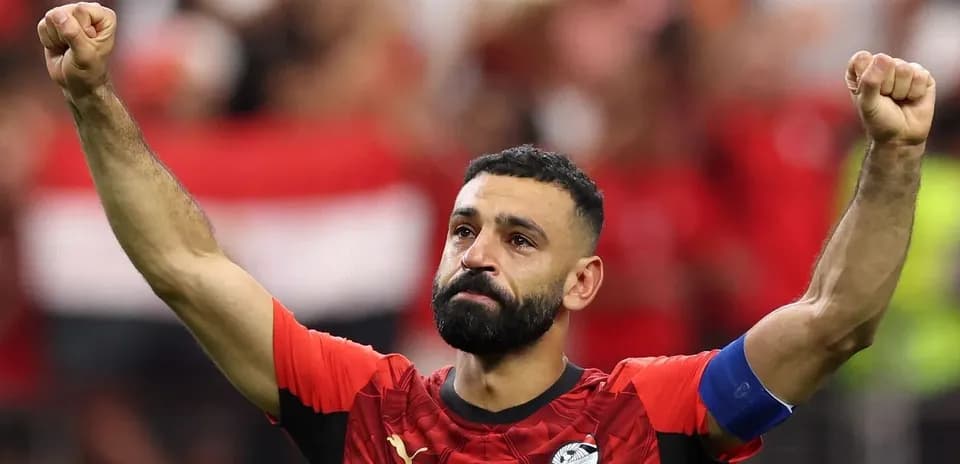 Игрок Египта поднимает руки после матча