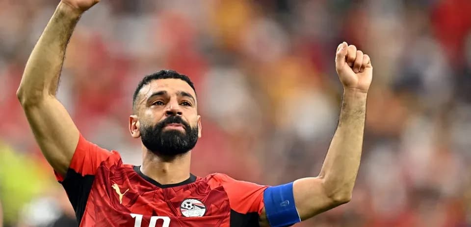 Игрок Египта с номером 10 поднимает руки