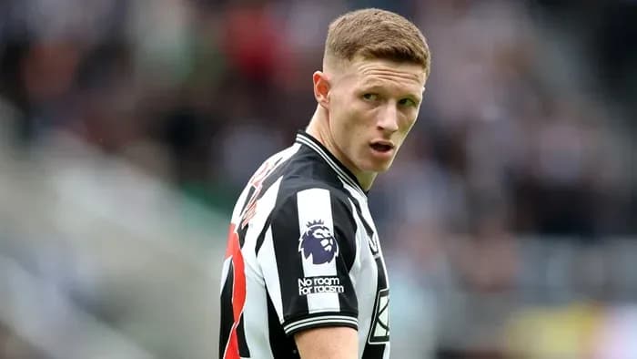 Игрок Newcastle United на поле во время матча