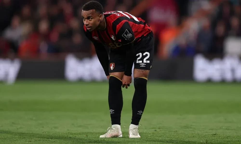 Игрок Bournemouth, наклонившись, на поле матча
