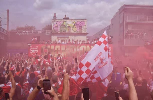 Фанаты Arsenal празднуют победу с флагами