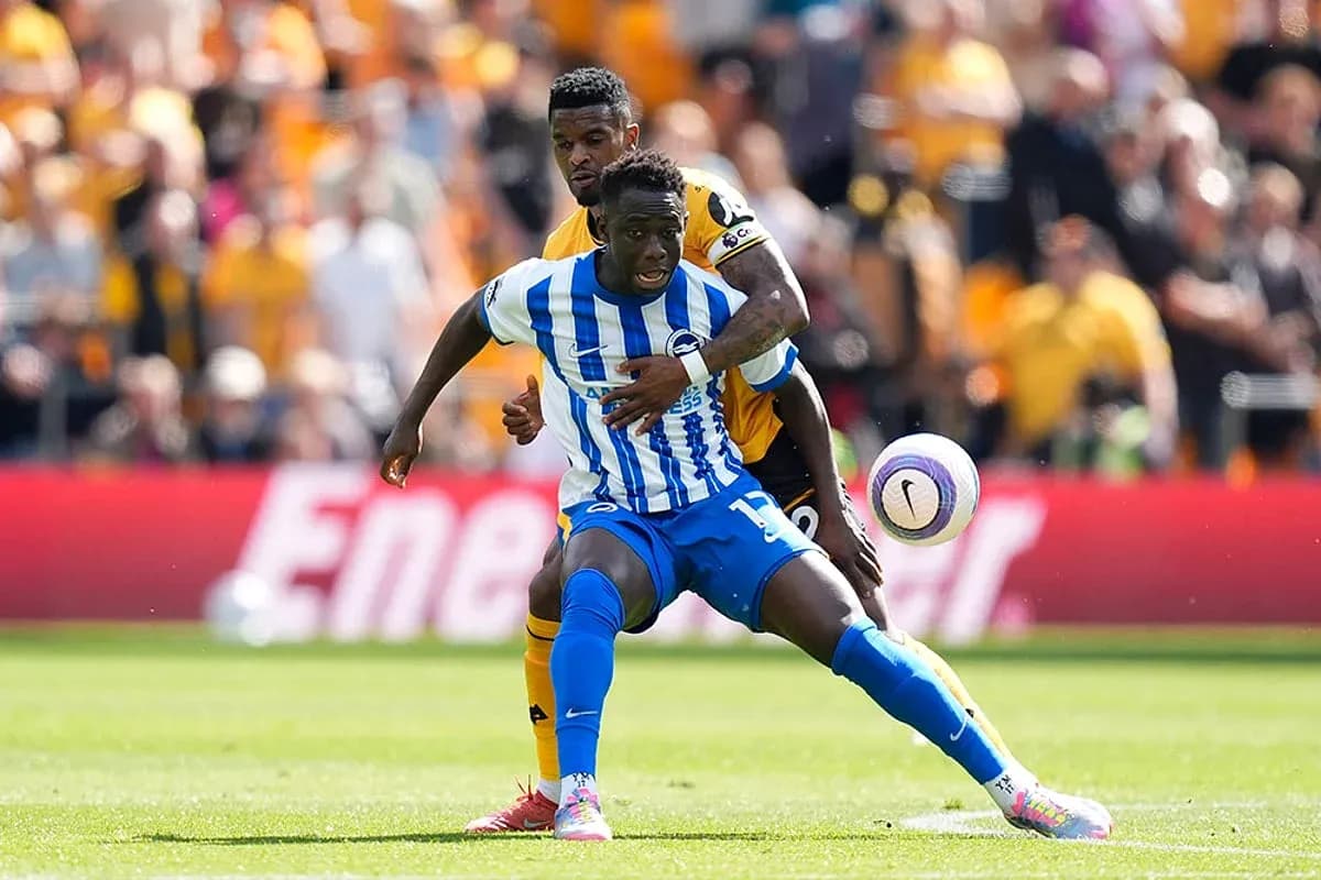 Игроки Brighton и Wolves борются за мяч
