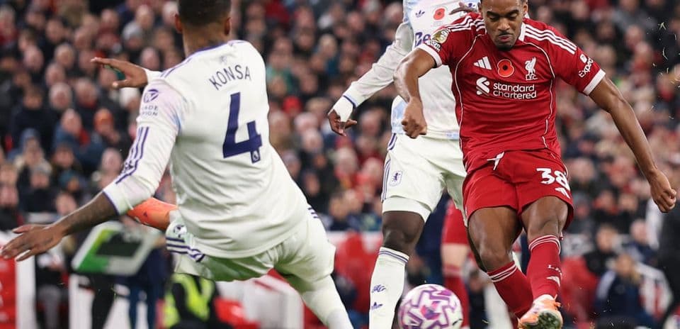 Игроки Aston Villa и Liverpool в матче