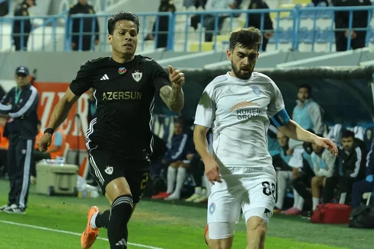 Игроки Qabala и Qarabag на поле