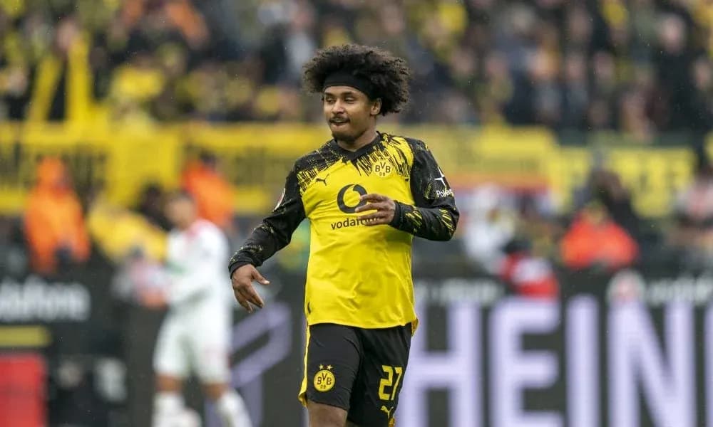 Игрок Боруссии Дортмунд на стадионе во время матча