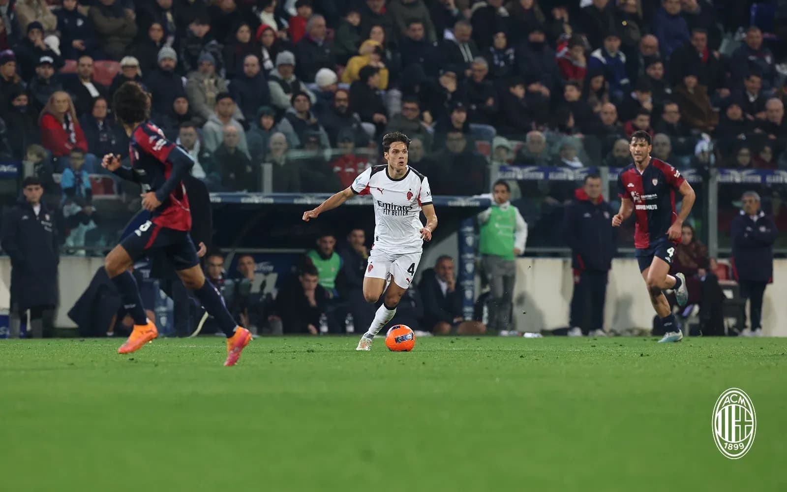 Игроки AC Milan и Cagliari на поле