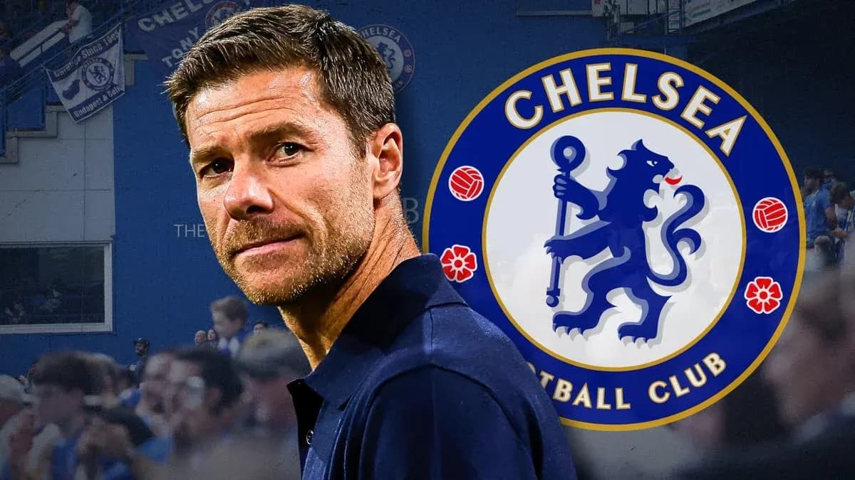 Тренер на фоне логотипа Chelsea Football Club