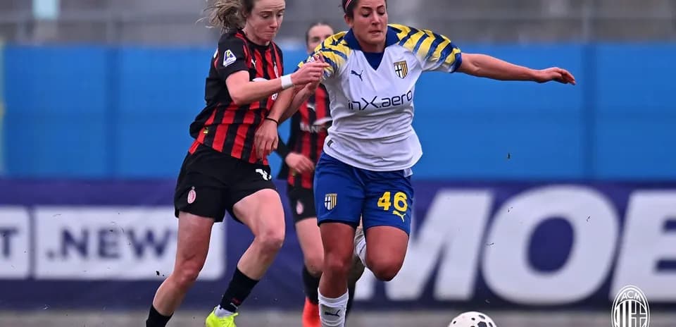 Игроки AC Milan и Parma борются за мяч
