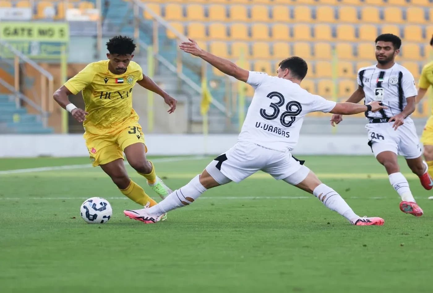 Игроки Al Wasl U23 и Al Jazira U23 в матче