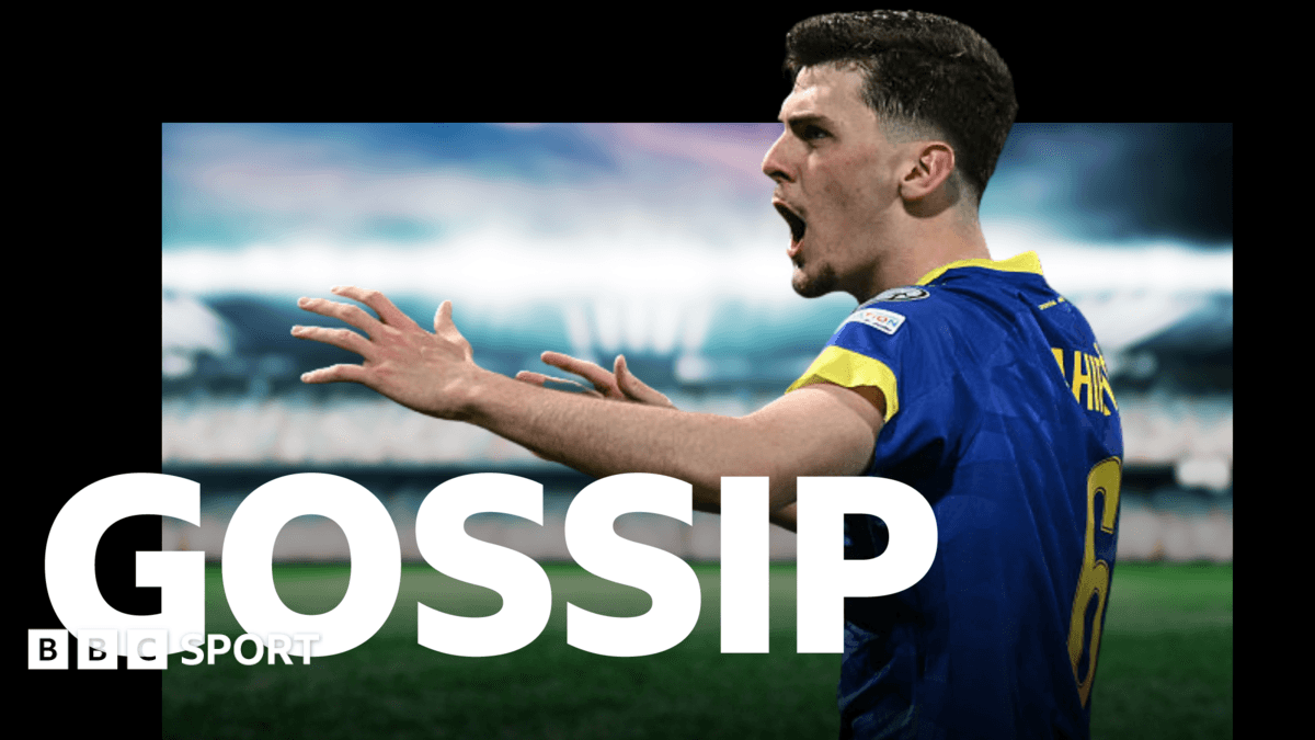Игрок команды с жестом на футбольном поле