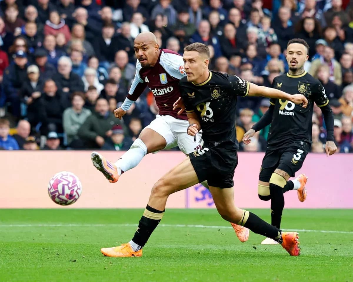 Игроки Aston Villa атакуют во время матча