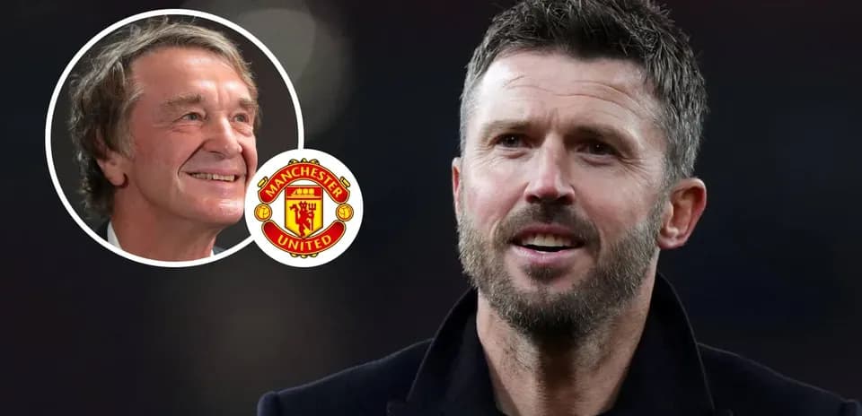 Два человека на фоне логотипа Manchester United