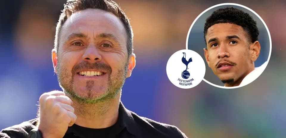 Тренер с улыбкой после матча с логотипом Тоттенхэм