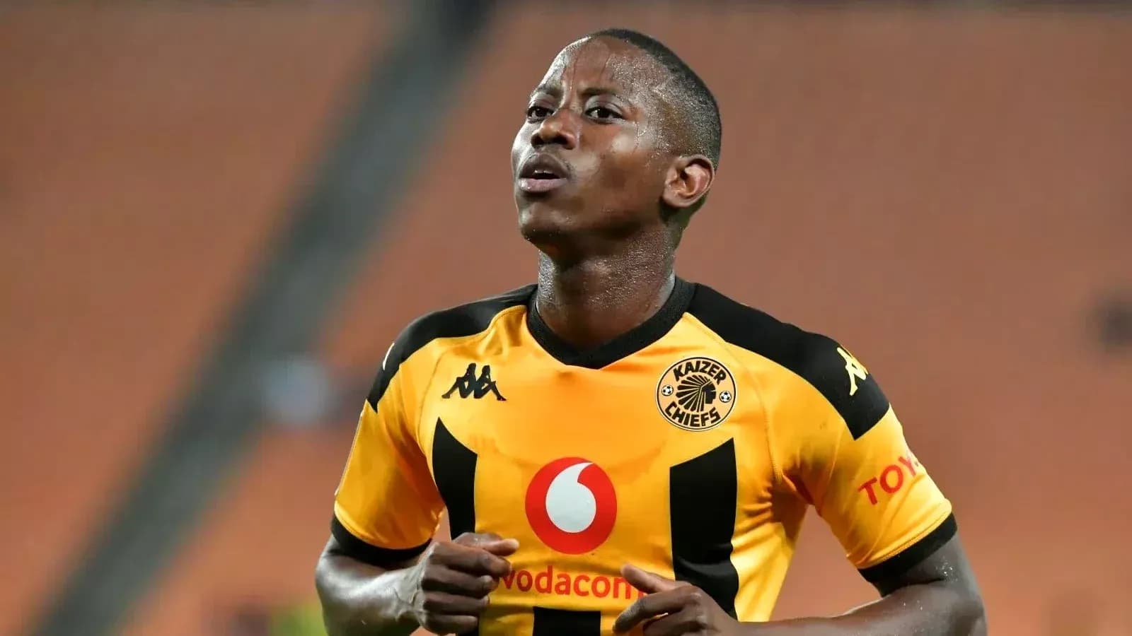 Игрок команды Kaizer Chiefs на поле во время матча