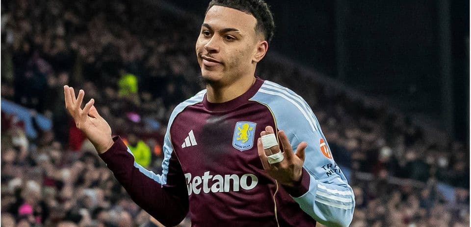 Игрок Aston Villa с повязкой на руке на поле