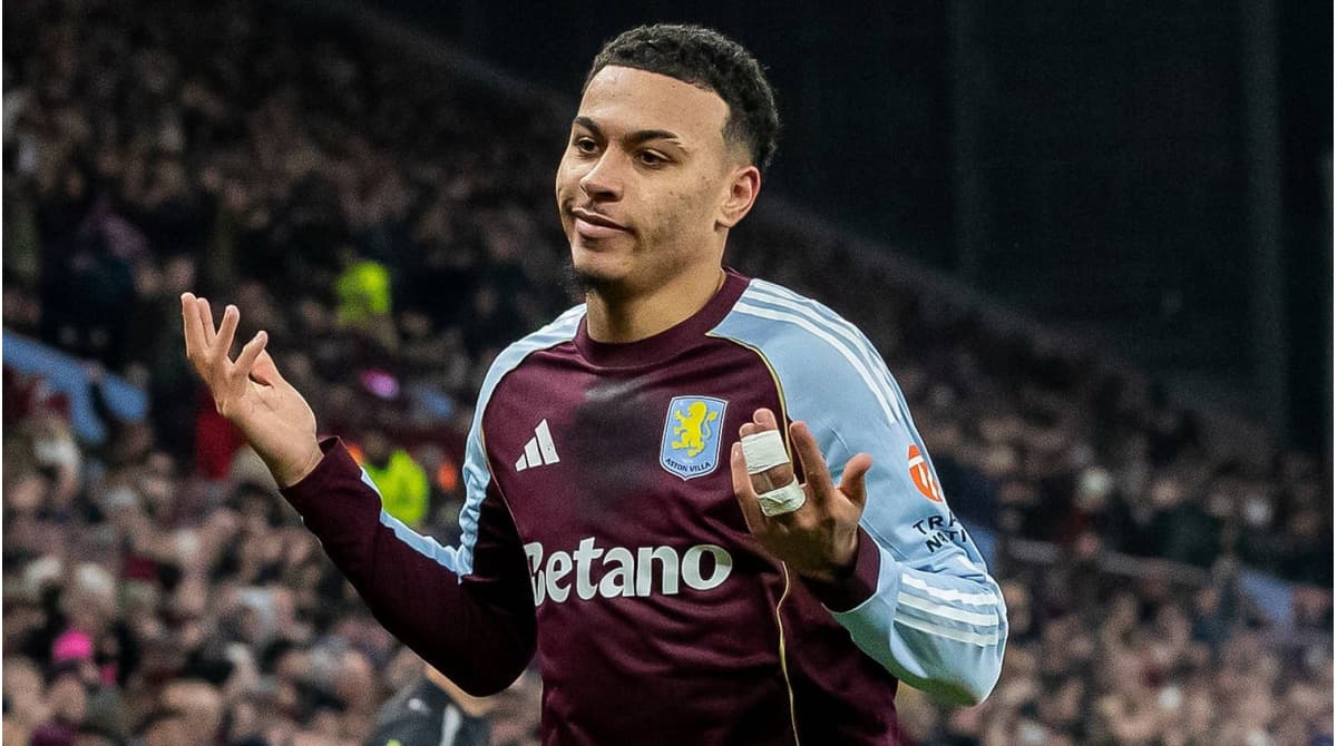 Игрок Aston Villa с повязкой на руке на поле